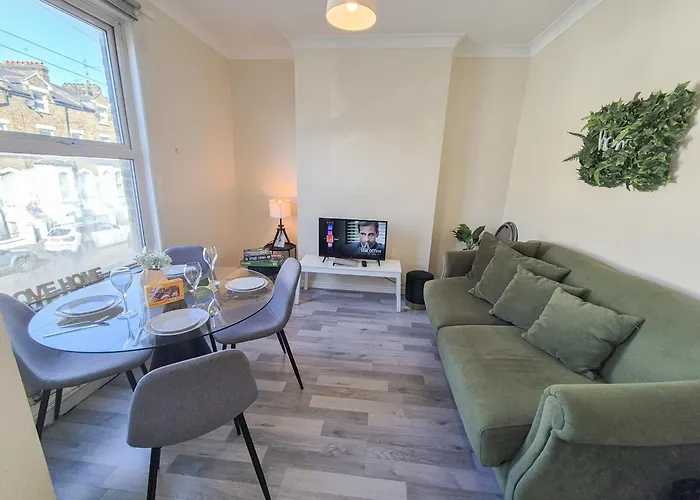 Ample Acton 4-Bedroom Flat,Ealing, West London